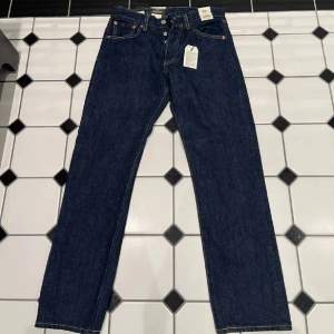 501 Levis jeans, helt oanvända alla lappar kvar! Storlek 27x28! ❤️‍🔥