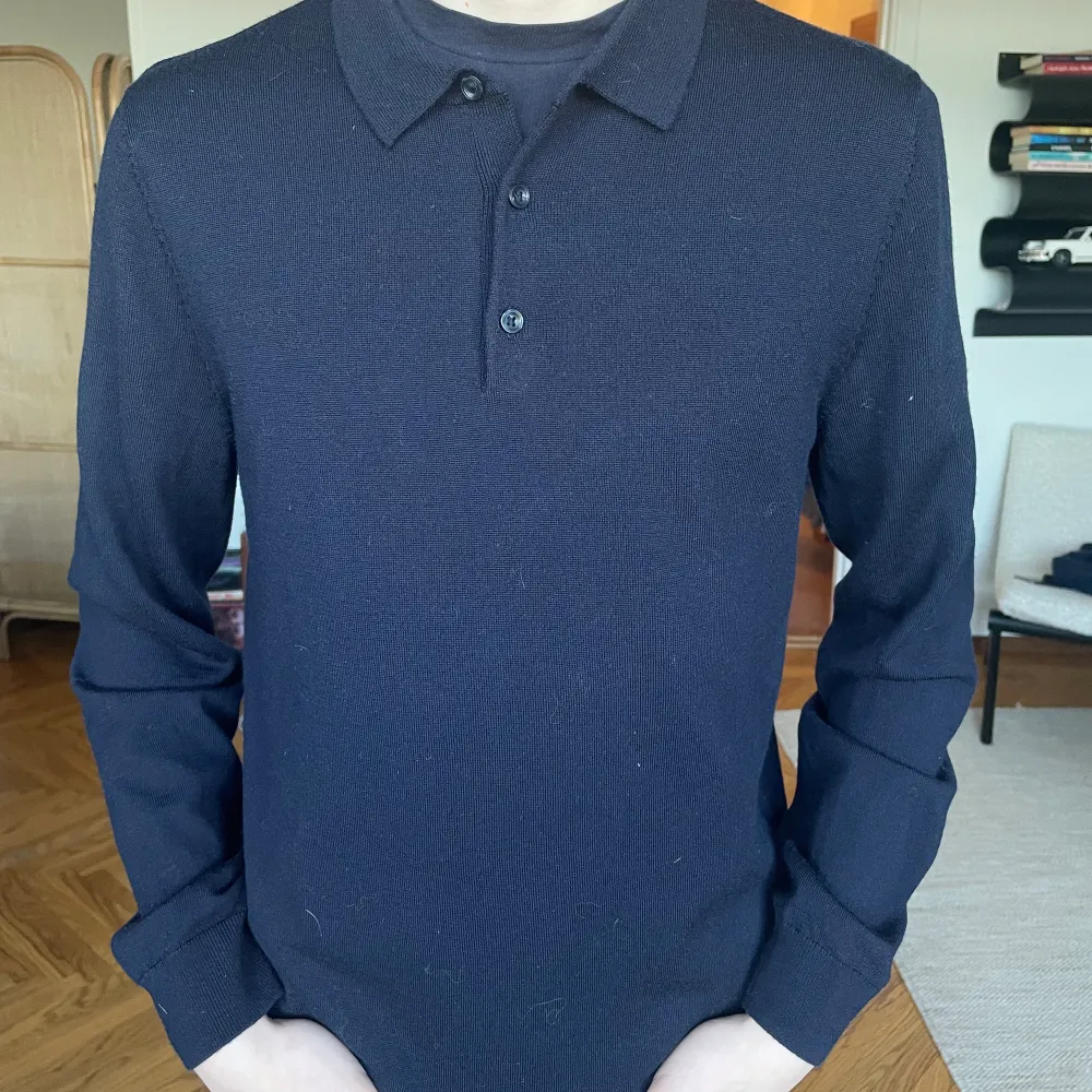 Säljer en riktigt snygg långärmad pikét tröja från dressman i storlek S. Färgen är mörkblå, det finns inga defekter och är använd fåtal gånger. Ser näst intill oanvänd ut👌.. Tröjor & Koftor.