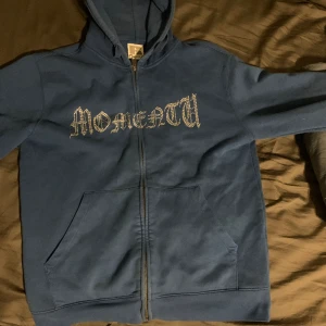 rhinestone tröja  - Hej säljer denna ur feta rhinestone tröjan då jag inte vill ha den längre då den inte passar min still längre, ny pris 500 men säljer den väldigt mycket billigare. Tröjan är lite solblekt och ett litet håll på vänstra Axel. Pris går att diskutera