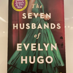 The seven husbands pocket bok - The seven husbands pocket bok av Evelyn Hugo. Helt ny och oläst. Inga skador eller liknande. Språk engelska. Nypris 120kr. Pris kan diskuteras 💓