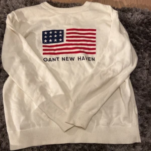 Gant new haven tröja - Gant new haven tröja med flagga. Storlek 170 men passar som en XS💗