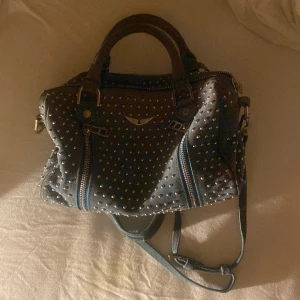 Zadig et Voltaire väska  - Jag säljer nu min fina unika Zadig väska, den är i bra skick och såklart äkta. Blå i storlek medium.