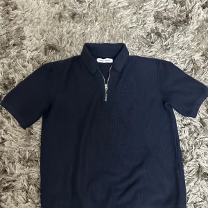 Samsøe Samsøe piké  - En jätte skön och fin piké tröja från samsoe samsoe, storlek S, ffinna inga skador eller fläckar på nåt vis. Säljer den billigt på grund av att jag verkligen behöver pengar nu, ny pris 999kr. Köpte när de var rea, den kostar mer än så utan rea