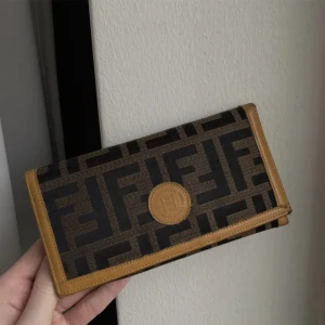 FF plånbok🤎 - Säljer nu denna fina plånbok, fint skick och har både plats för kort, kontanter och mynt💕