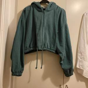 Jag säljer min gröna, croppade, zip up hoodie från Week day. Använd endast ett fåtal gånger och är som ny. Mycket bekväm och mysig! Passar M och S. Köparen står för frakt☺️