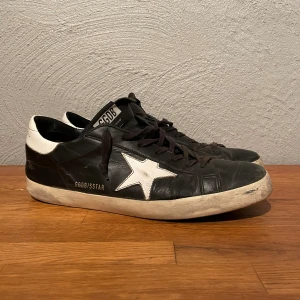 Golden Goose 44 - Säljer dessa feta Golden Goose i storlek 44, passar även 43. Har lagat hälen vilket syns på bild. Finns även täcken på användning, därav det låga priset! Priset är ej hugget i sten! 