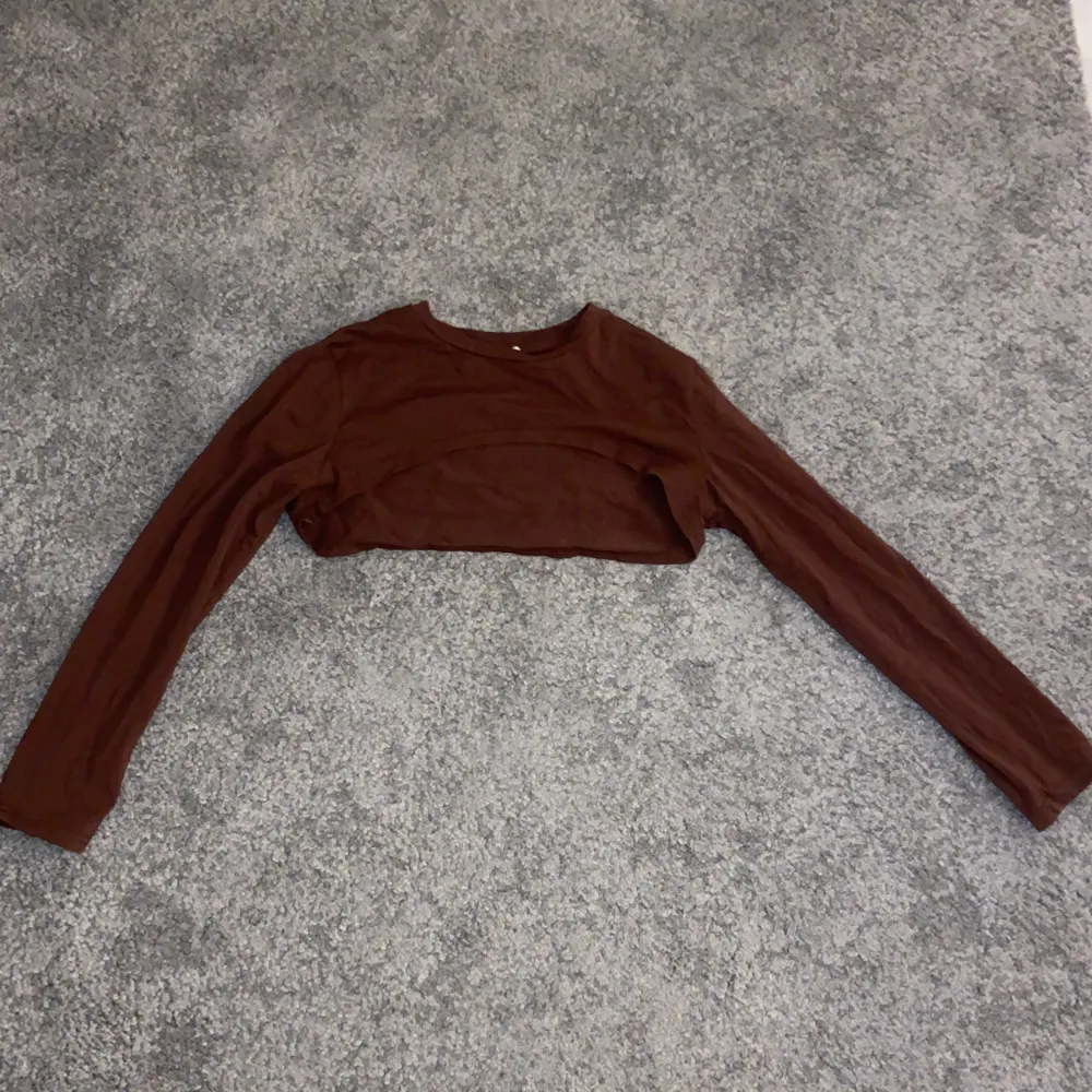 Hej! säljer denna bruna tröja! På grund av att den inte kommer till användning fint skick!. Blusar.