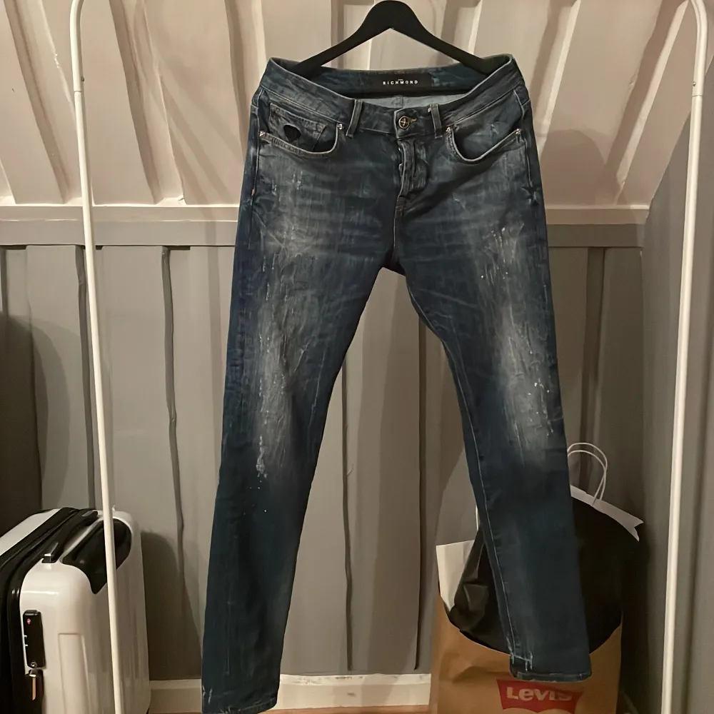 Köpta för 2 tusen men använder aldrig längre pga att dom inte passar  Sitter slim. Jeans & Byxor.