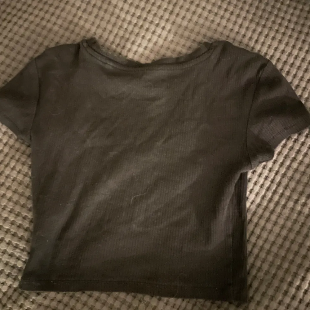 Supersöt tajt svart t-shirt från New yorker🖤 säljs pågrund av att denna inte använd och på gränsen till för liten!!💞 står inte för frakten!❣️. T-shirts.