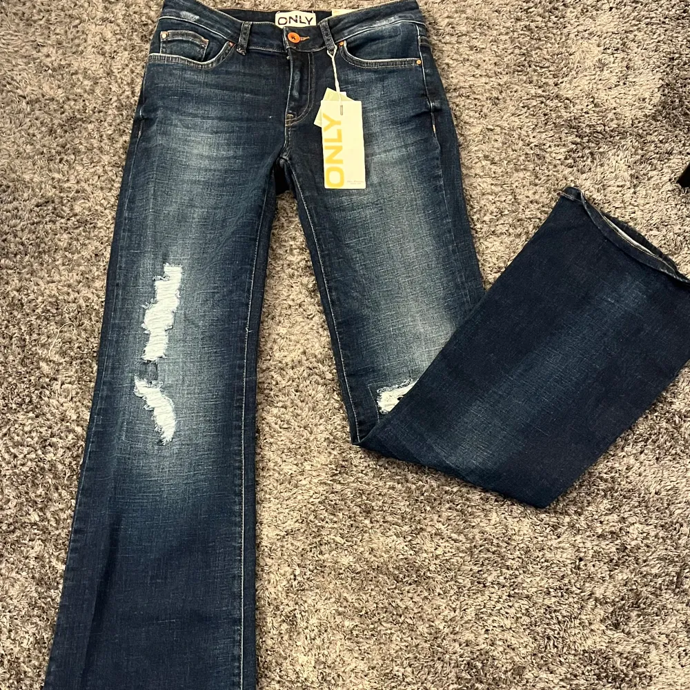Mörk blå rippade Jeans som tyvärr inte passar på mig! Köpta för 685kr och aldrig använda!💞. Jeans & Byxor.