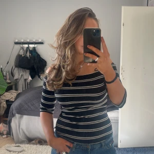 Tre kvarts ärmad body  - Knappt använd superfin randig body 