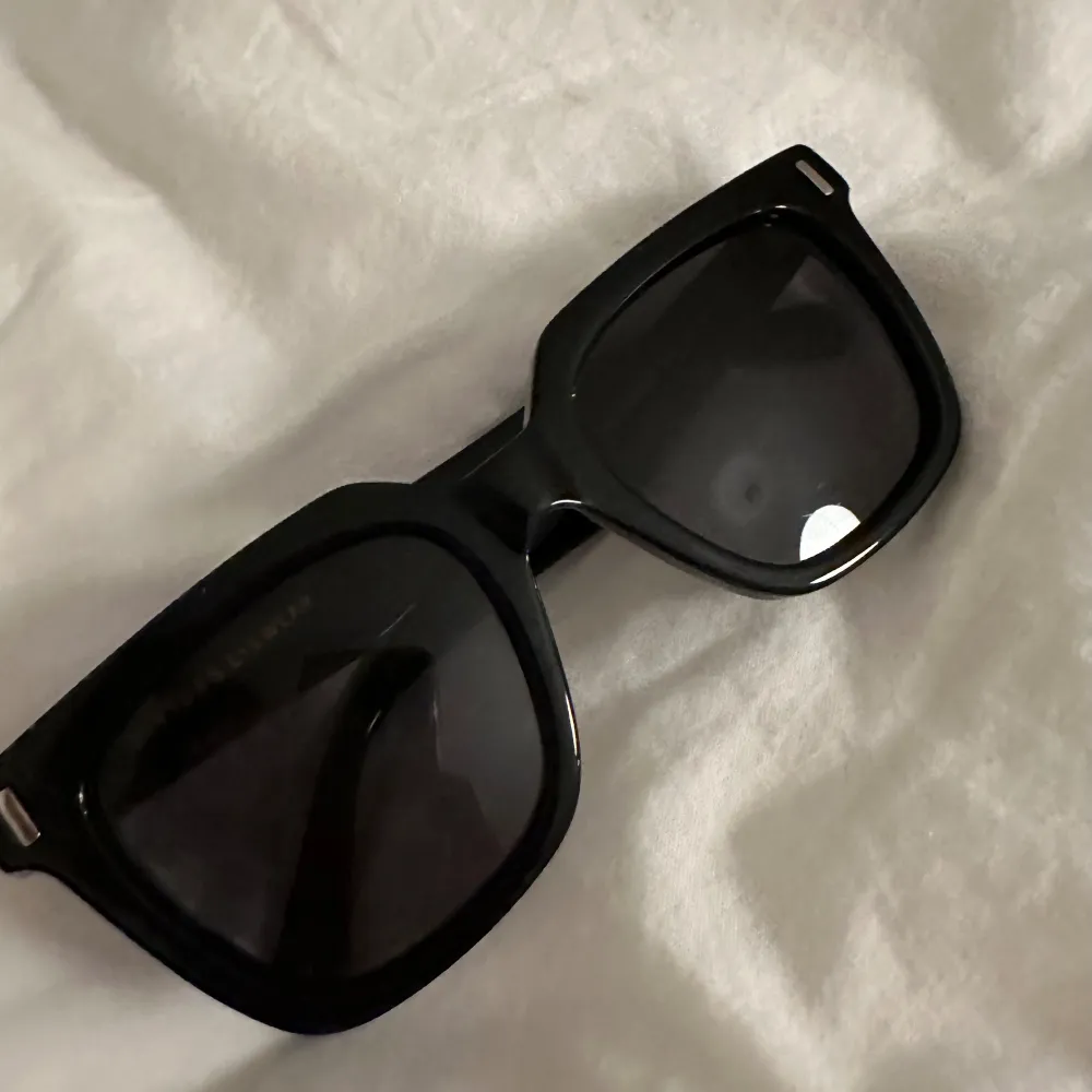 Nivedas solglasögon modell ”New York” i svart. Nyskick med tillhörande hårt fodral.  Nypris : 1199:- . Accessoarer.
