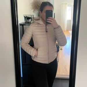 Parajumper jacka  - Parajumper jacka i bra skik. Storlek L junior, så passar XS och S skulle jag säga! Färgen är beige. 