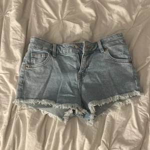 Shorts  - Söt lågmidjad jeans kjol från hm , säljs för att den är tyvärr för liten på mig.