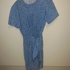 Klänning - Jättesöt klänning från & other stories. Använt några gånger men är som ny! 