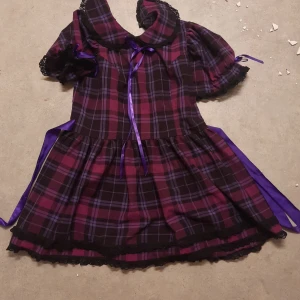 Lila rutig poizen klänning - Storlek; M/L