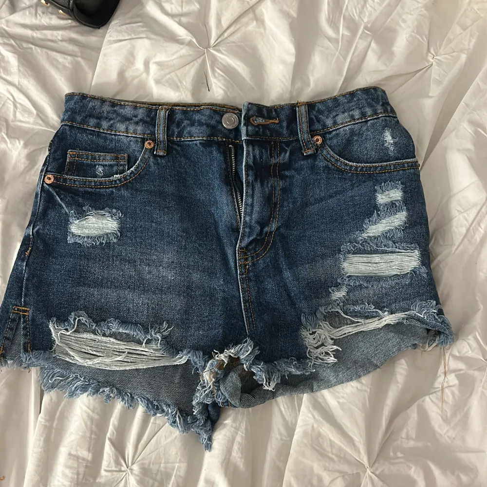 Snygga jeans shorts med hål 💕ganska högmidjade och bra skick har aldrig använts.. Shorts.