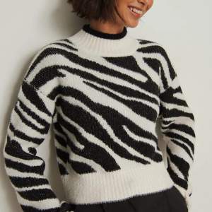 Zebra-mönstrad tröja/kofta i mjukt material från NAKD. Klicka på köp nu💗