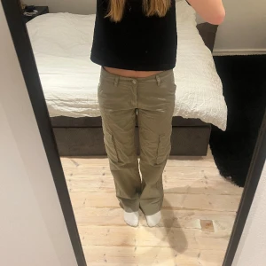 Lågmidjade cargobyxor  - Säljer dessa lågmidjade cargobyxor från Gina tricot då de tyvärr inte kommer till användning längre💗Använda ett fåtal gånger så är i mycket bra skick💕