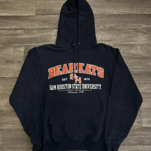 Champion Bearkats Hoodie - Snygg college Hoodie ifrån champion i storlek S! Bara att skriva om du undrar över något🙏