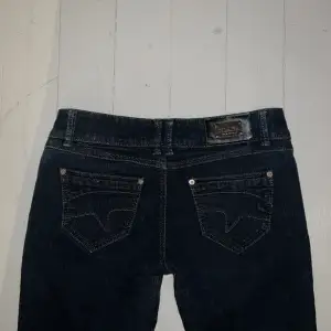 Raka mörkblå lågmidjade jeans. Står ingen storlek på byxorna, men passar som en S.  Byxorna skulle passa någon som är runt omkring  160cm