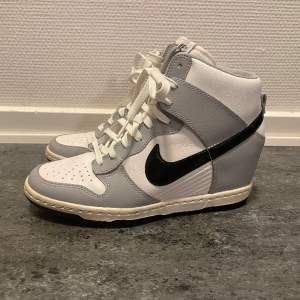 Coola Nike sneakers med platå/klack i strl 39 Jätte fint skick 