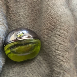 DKNY  - DKNY 7ml.  Den är oanvänd.  Äppeldoft. Ask ingår om man vill. 