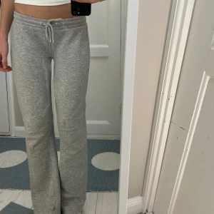 Lågmidjade grå mjukisbyxor  - Så sköna grå mjukisbyxor som är LÅNGA och lågmidjade, jag är 180 cm för referens❤️