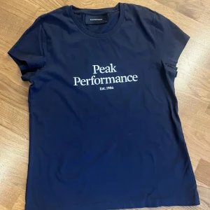 T shirten är i jättebra skick, aldrig använd. Frakt ingår inte i priset!  - Aldrig använd! 