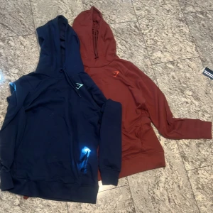 Gymshark  - 2 Gymshark Hoodies ordinarie pris 499 kr st säljer båda för 249 eller en för 119 oanvända inte ens en gång men de sitter väldigt skönt och mjukt material 