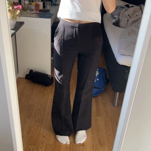 Kostymbyxor  - Mid waist Kostymbyxor som är bootcut från Gina tricot. Använda 5 gånger säljer för de inte passar. Skriv om fler bilder behövs💗