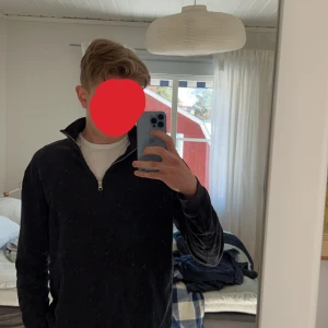 Half zip - Snygg half zip från zara i storlek m. Hör av dig vid funderingar.