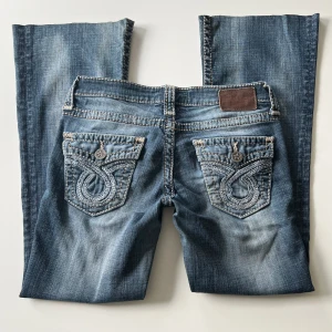 Lågmidjade jeans - Vintage otroligt snygga lågmidjade bootcut jeans från Big Star, liknar Miss Me och True Religion jeans. Midjemått: 78 cm. Innerbenslängd: 74 cm. Inga defekter förutom avklippta längst ner. Modellen är 167 cm lång. Skriv privat för mer bilder! 💕