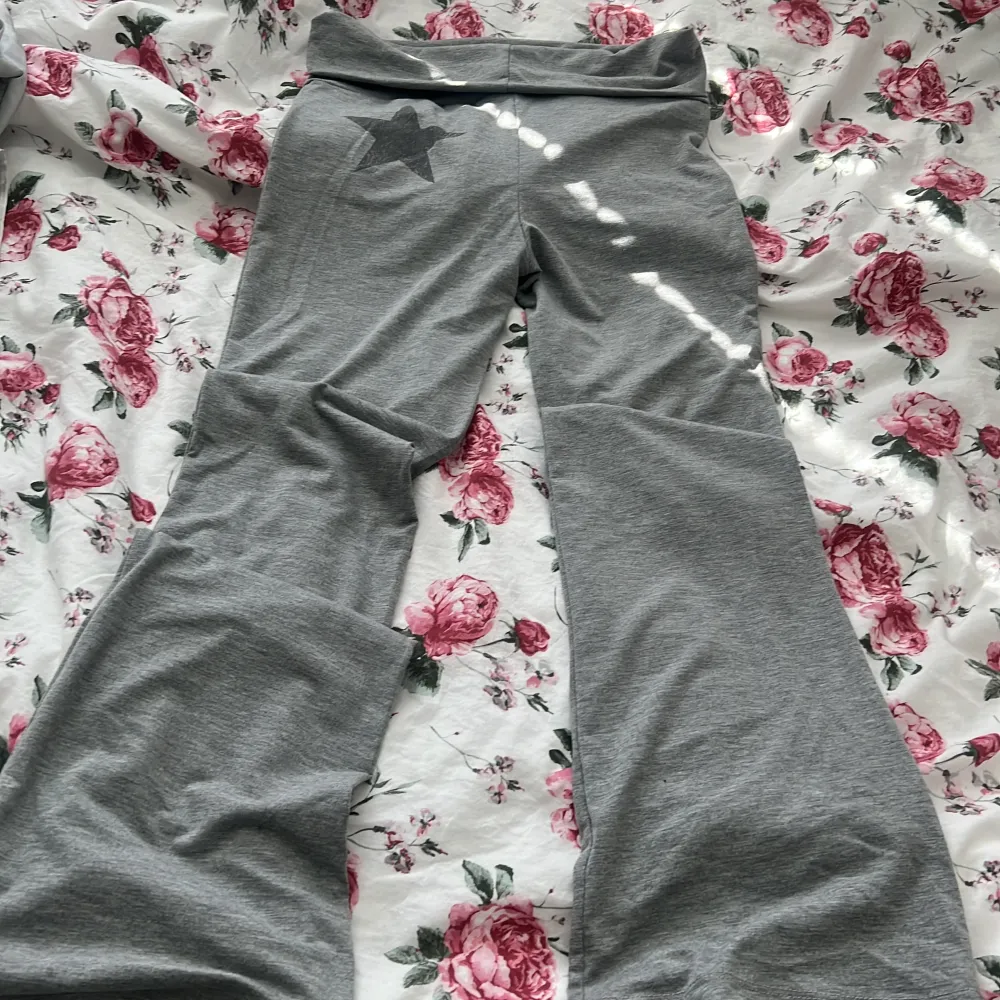 Folded Yoga pants med en stjärna på från Gina:)  . Jeans & Byxor.