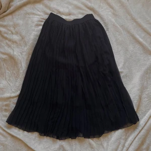 NA-KD svart kjol maxi-kjol - Superfin maxikjol från NA-KD svart och veckad. Perfekt till sommaren 🩷