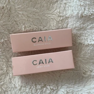 Caia dewy + matte stick - Oanvända dewy + matte stick från Caia💞 vill man köpa en av dom separat går det att lösa, skriv isåfall privat. Säljer dom för 100kr styck (ordinarie pris 195kr styck) men 170kr för båda två 🫶🏼