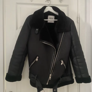 Zara jacka  - Zara jacka i jätte bra skick som ny! Passar perfekt nu till våren 🫶🏽💕 ordinarie pris ca1000kr