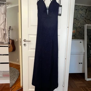 Balklänning - Säljer denna OTROLIGA balklänning från Mascara. Inköpt förra året men kom aldrig till användning. Detaljer som inte syns på bilden är en hög slit framtill på vänstra benet och ett litet släp🥰🥂💞✨🦋 Nypris: 2300kr