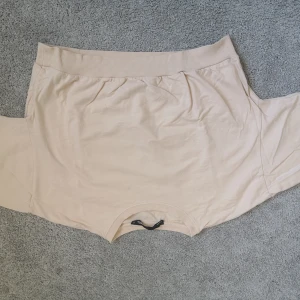 Croppad T-shirt - En frän croppad T-shirt i en beige färg, I superfint skick i storlek S. 