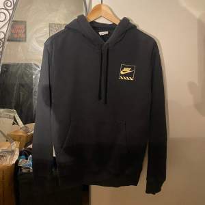 As cool svart Nike air Max hoodie med coolt tryck. Använd fåtal gånger. Skick 10/10. Köpt i Japan.