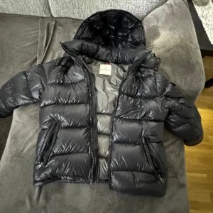 Moncler jacka  - Moncler Jacka aldrig använd alltså i väldigt gott skick i size 4