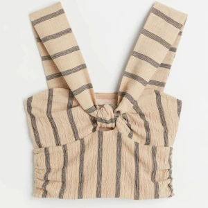 Oanvänd topp från h&m i strl M - Säljer denna oanvända topp från h&m i strl M, passar även som en S. Den är strechig.  Undrar man över något så är det bara att kontakta mig.