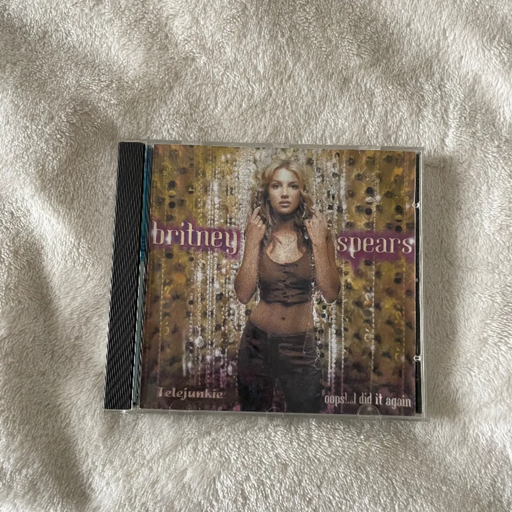En Britney Spears cd skiva. Säljer pga att den inte används. Köparen står för frakt och pris kan diskuteras❣️säljer flera och andra cd skivor på min plick, kolla in det:). Accessoarer.