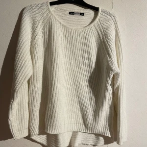 Vit stickad tröja  - Toppen att ha över en klänning en sommarkväll 