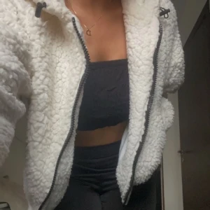 Jacka - HM jätte sköna fluff jacka. Med luva och fickor. XXS men passar XS och S