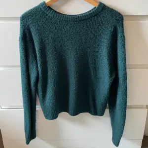 Säljer denna stickade tröja som är i skönt och luftigt, samt strechigt material. Har en snygg mörkgrön färg som passar till hösten och våren!🥰