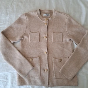 Kofta  - Jättefin kofta köpt på lindex. Fint skick! Använd max 4 gånger. 