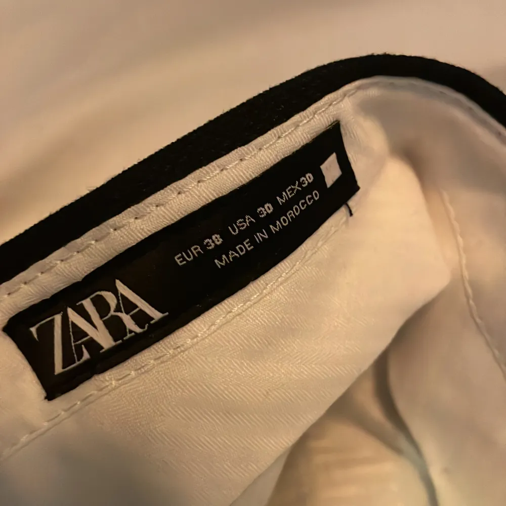 Mörkblåa kostymbyxor från Zara i storleken 38. Knappt använda och i mycket bra skick. Obs inte svarta. . Jeans & Byxor.