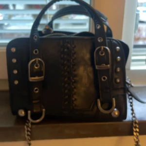 Handväska  zara  - Fin liten väska, perfekt att ha med sig ut då den ej tar så mcyket plats men ändå rymmer hyfsat mycket! Köpt för 250 kr och säljer för 100! Den har ett hål i det lilla facket i väskan som jag gjort själv då jag ville kunna gömma saker under väskan 🤣