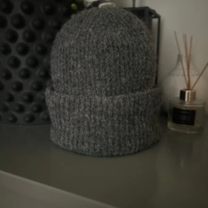 Mössa - Super fin stickad mössa som passar bra när det är kallt ute! Mössans köp pris var 200kr jag säljer den för 50 då den inte använts mycket alls.💕 Jag säljer den för att färgen inte passade mig bra🩷 skriv gärna innan ni trycker på köp😊💕 